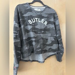 Women’s butler university army print long sleeve / crewneck
